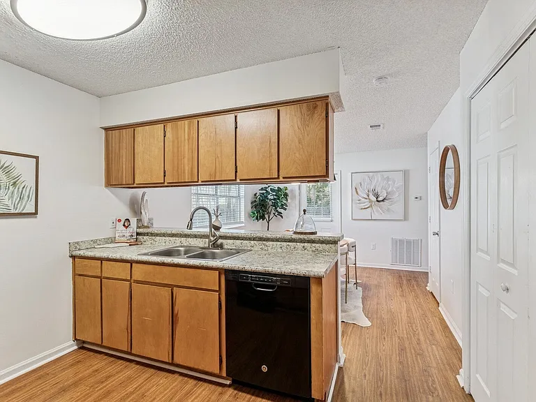 West Towne Cottages — Photo 13