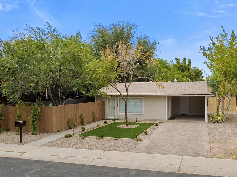 2044 S Forest Ave — Photo 2