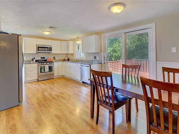 4th image of 44 Palace Ave