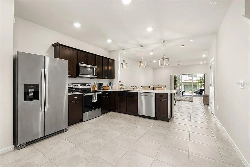 3 bed, 2.5 bath, 1736 sqft, $2,100 — Photo 3