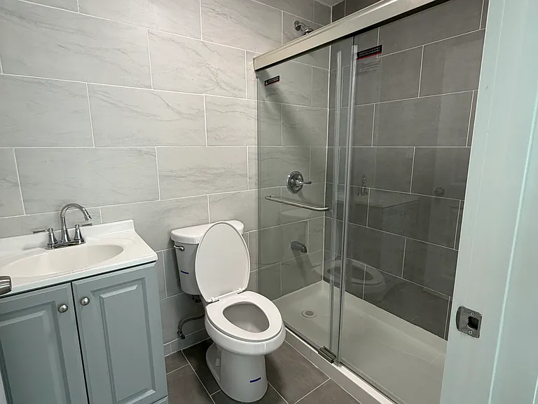 472 Herzl St #2R — Photo 2