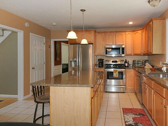 3rd image of 358 Lincoln Cir