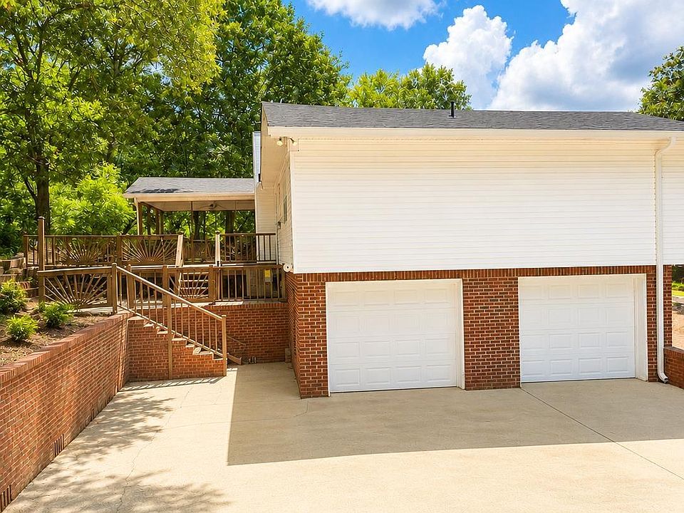 1st image of 209 Oak Dr W