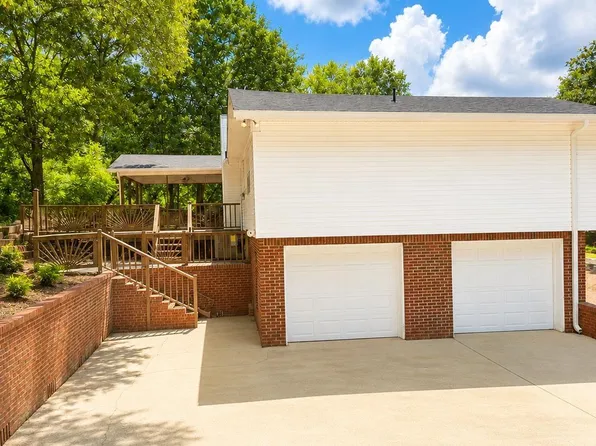 209 Oak Dr W, Trussville, AL 35173