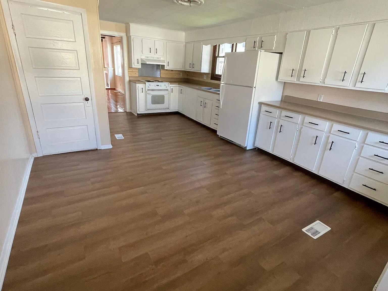 3 bed, 1.5 bath, 1200 sqft, $1,050 — Photo 2