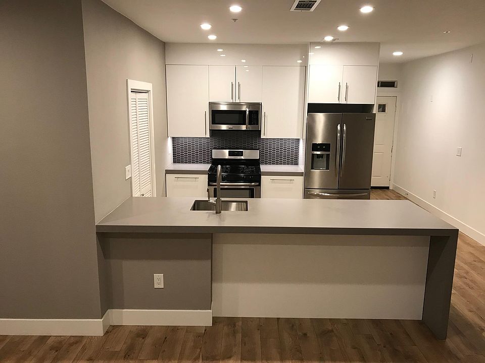 1st image of 4 Woodcrest Ln APT 226