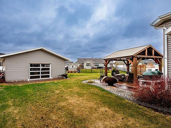 4th image of 2409 Harbor Ln W