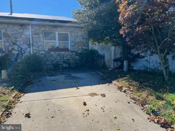 81 Colonial Square Dr, Clementon, NJ 08021