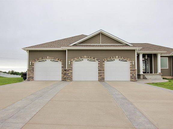 3rd image of 713 Cedar Ln