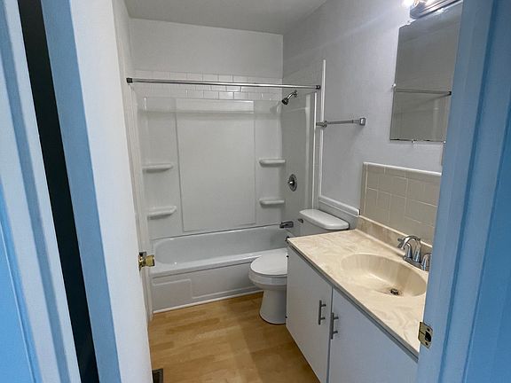 3rd image of 2527 Eastview Dr