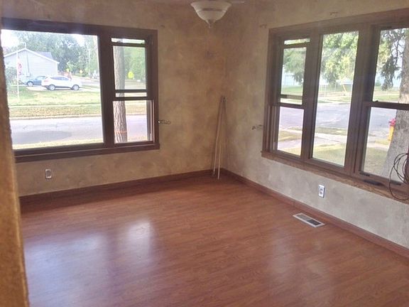 3rd image of 710 6th Ave NE