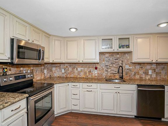 4th image of 38 College Hills Dr
