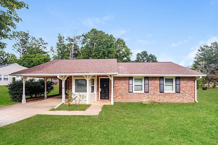 8 Silverwood Dr — Photo 1