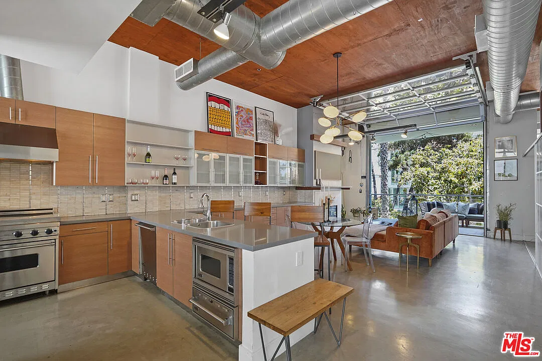 2 bed, 3.0 bath, 1210 sqft, $5,950 — Photo 1