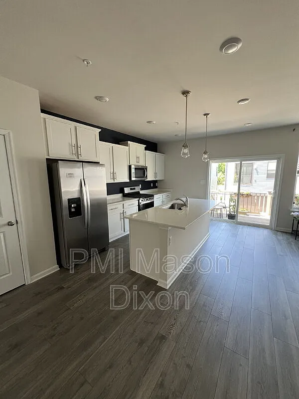 3 bed, 2.5 bath, 1800 sqft, $3,200 — Photo 2