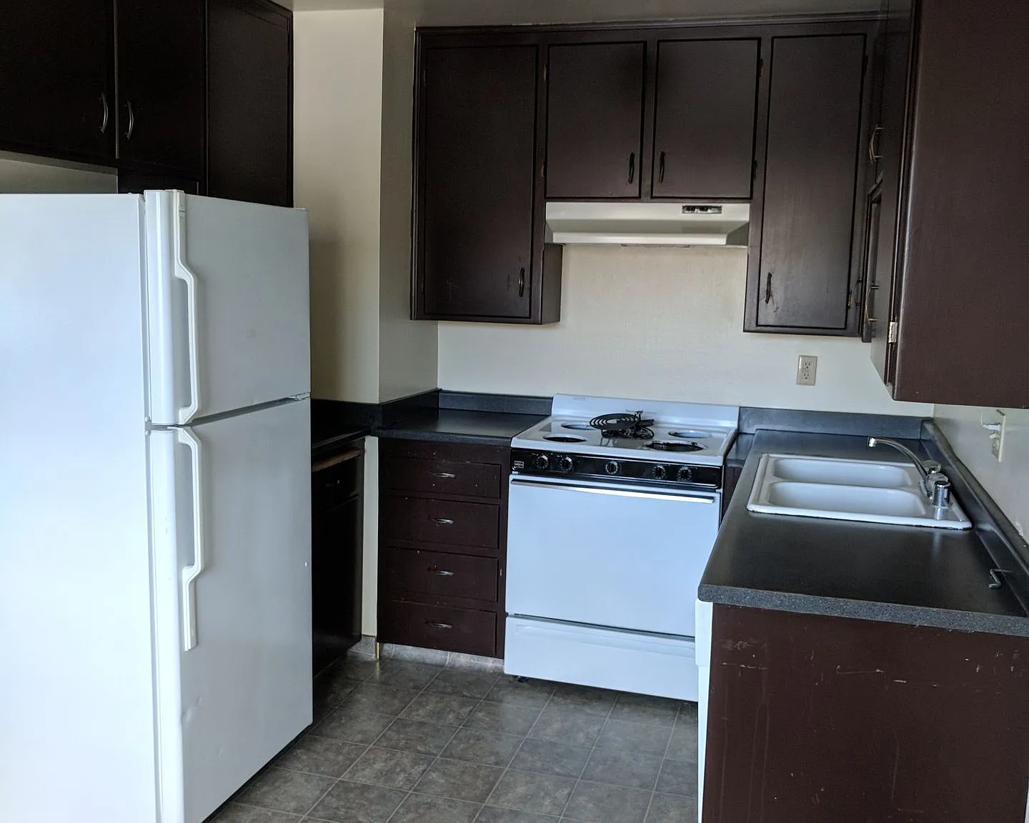 2BR 2BA Walking Distance to Campus with Parking — Photo 2