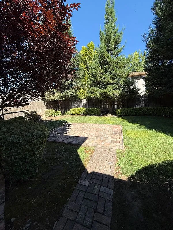 4 bed, 2.5 bath, 1727 sqft, $2,600 — Photo 3