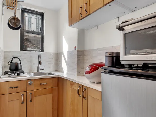238 East 30th Street 2W image 3 of 6