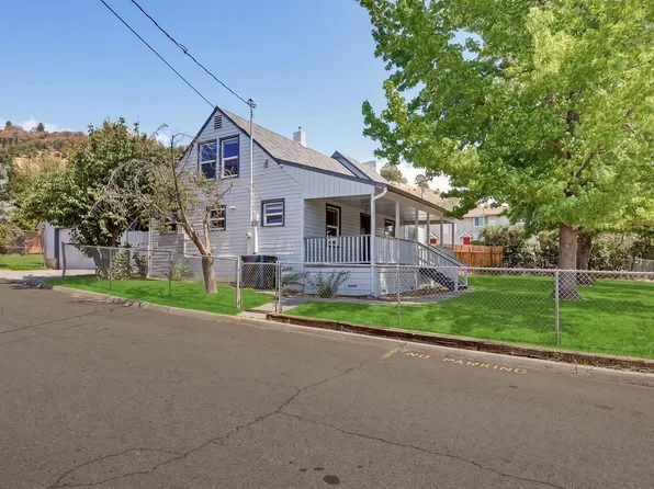 2082 NE Fairview Ave, Grants Pass, OR 97526