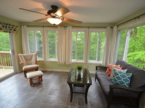 Bright 4-seasons sun room