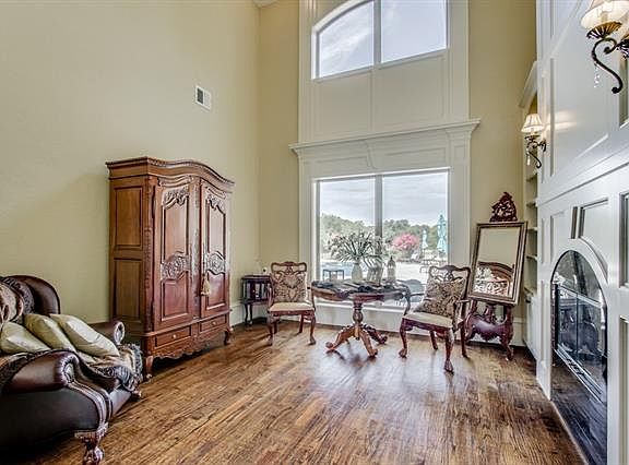 5th image of 725 Manor Dr
