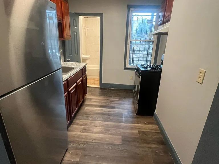 44 4th St #1R — Photo 1