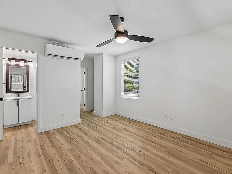 The Crest |NEWLY Renovated Studios, Lofts, 1, 2 & 3 Bedroom Homes Near the Beach — Photo 28