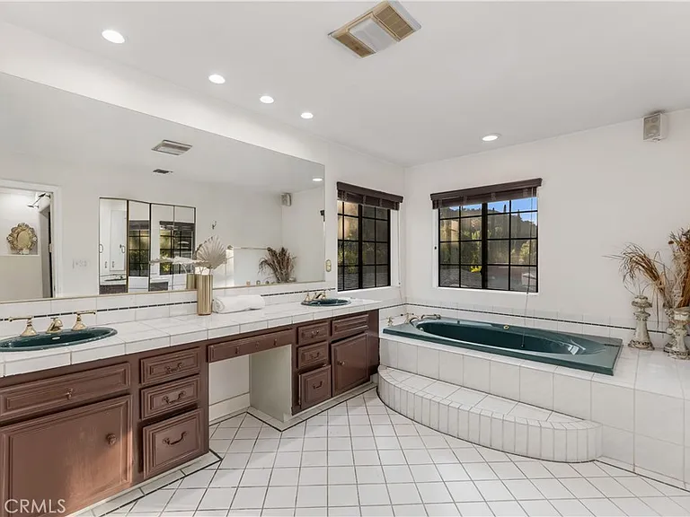 9348 Tujunga Canyon Blvd — Photo 37