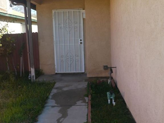 3rd image of 2825 N Acacia Ave