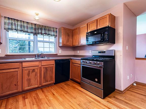 2nd image of 3985 Creekside Dr