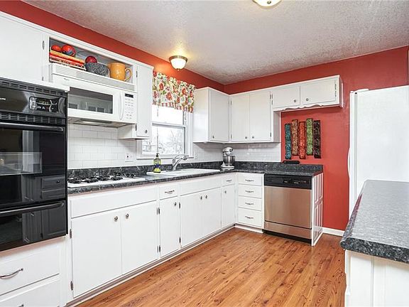 3rd image of 5938 Caenen St
