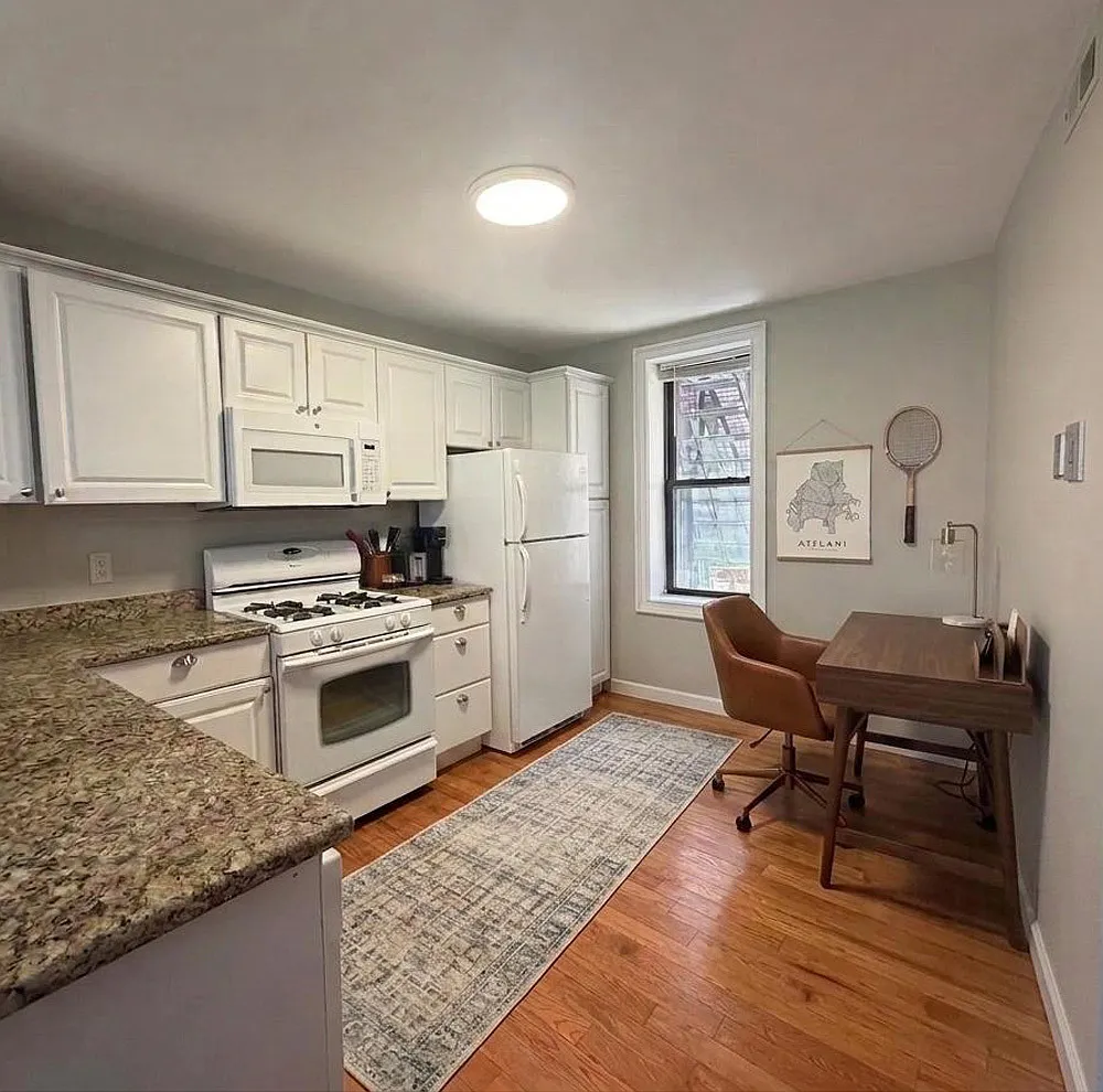 466 Commercial St — Photo 3
