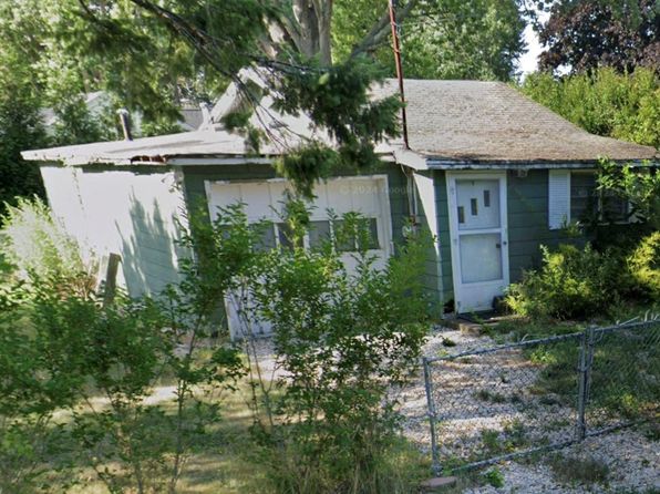 208 Forest Rd W