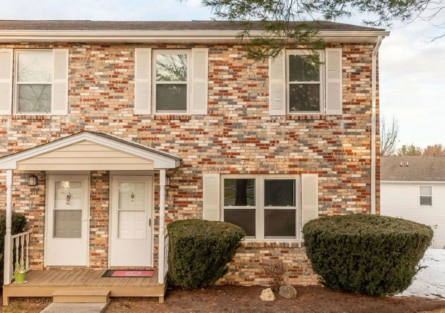 Charming Townhouse Near Campus — Photo 1