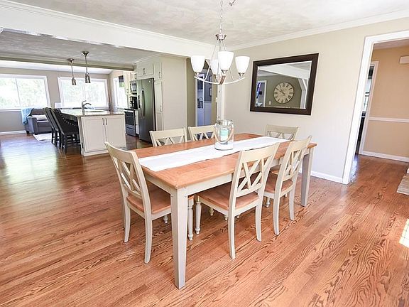 4th image of 36 Woodbury Ln