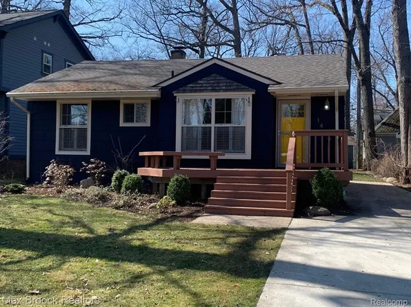 1476 Avondale St, Sylvan Lake, MI 48320