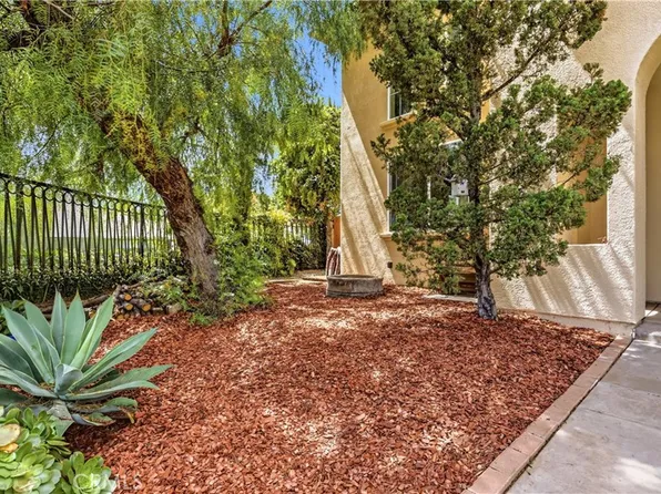 8501 Browns Creek Ln, Canoga Park, CA 91304