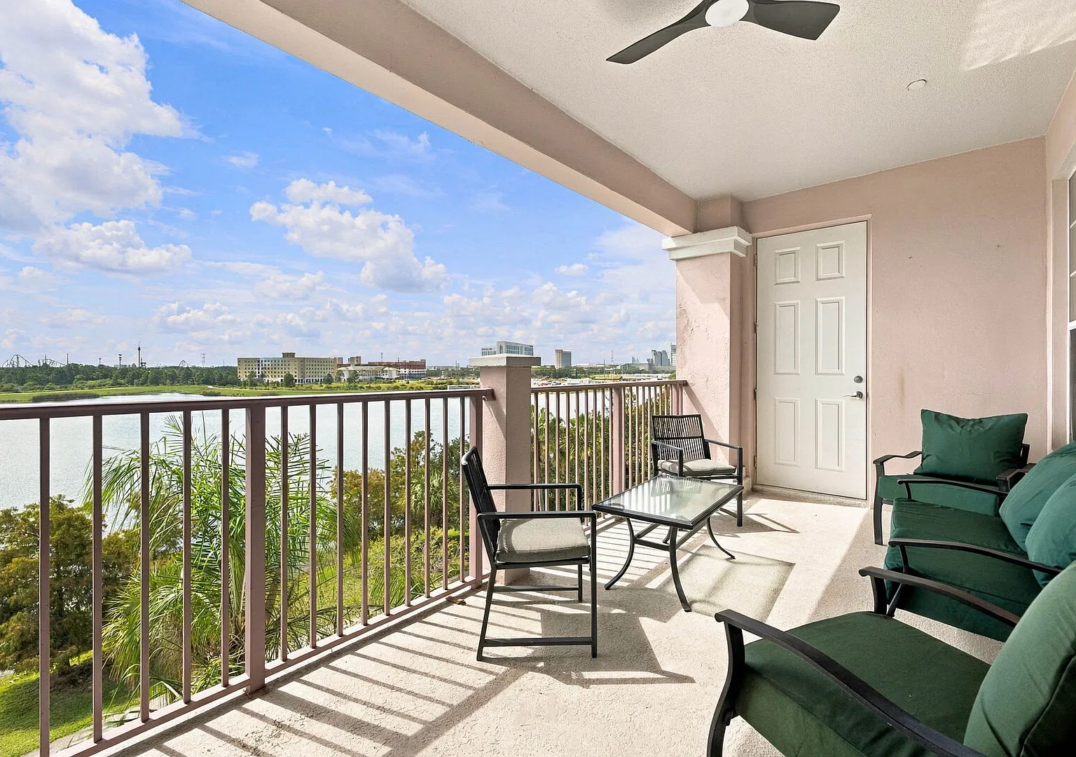 Designer Luxury 3BR, Stunning Lake View, Vista Cay — Photo 4