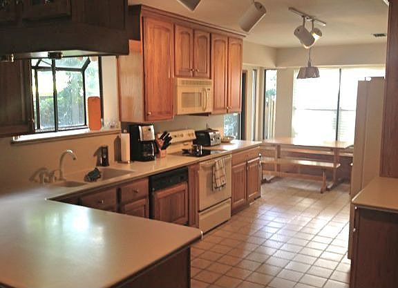 Eat-in Kitchen/breakfast nook