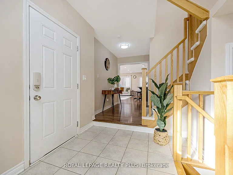 1542 Gainer Cres — Photo 4