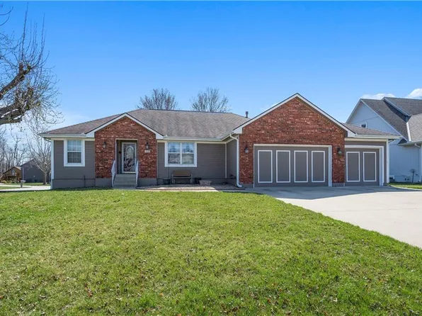 801 Brielle Ct, Greenwood, MO 64034