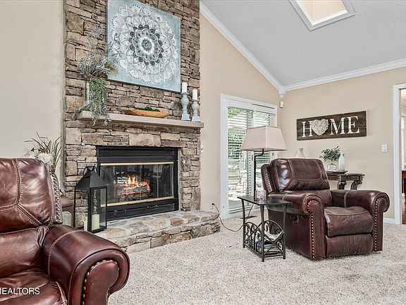 5th image of 16 Heather Glen Dr