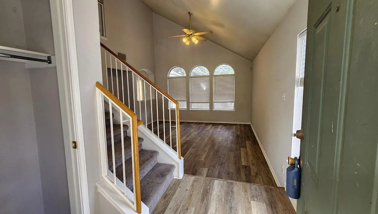 3 bed, 2.5 bath, 1406 sqft, $1,995 — Photo 3