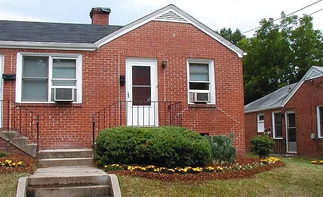 Adorable 1 Bedroom Apt / 1 Block to Duke! — Photo 1