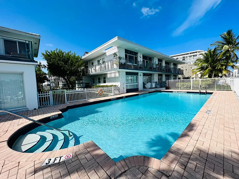952 Bay Dr #6 — Photo 15