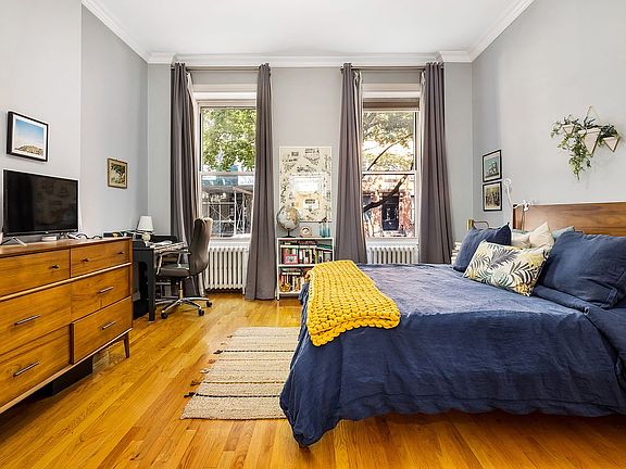 4th image of 487 Henry St