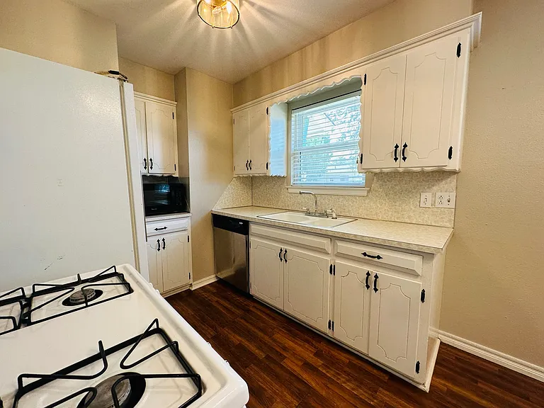 229 W 9th St — Photo 10