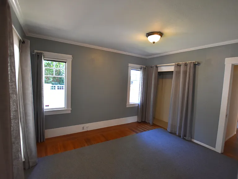 1635 Brewster Ave — Photo 4