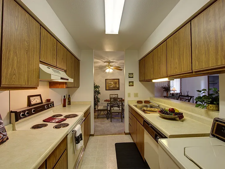 Emerald Pointe Apartments — Photo 18