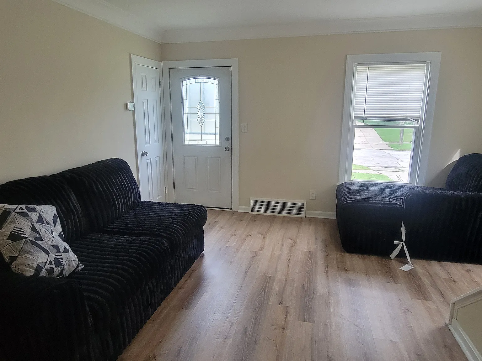 3 bed, 1127 sqft, $1,650 — Photo 2